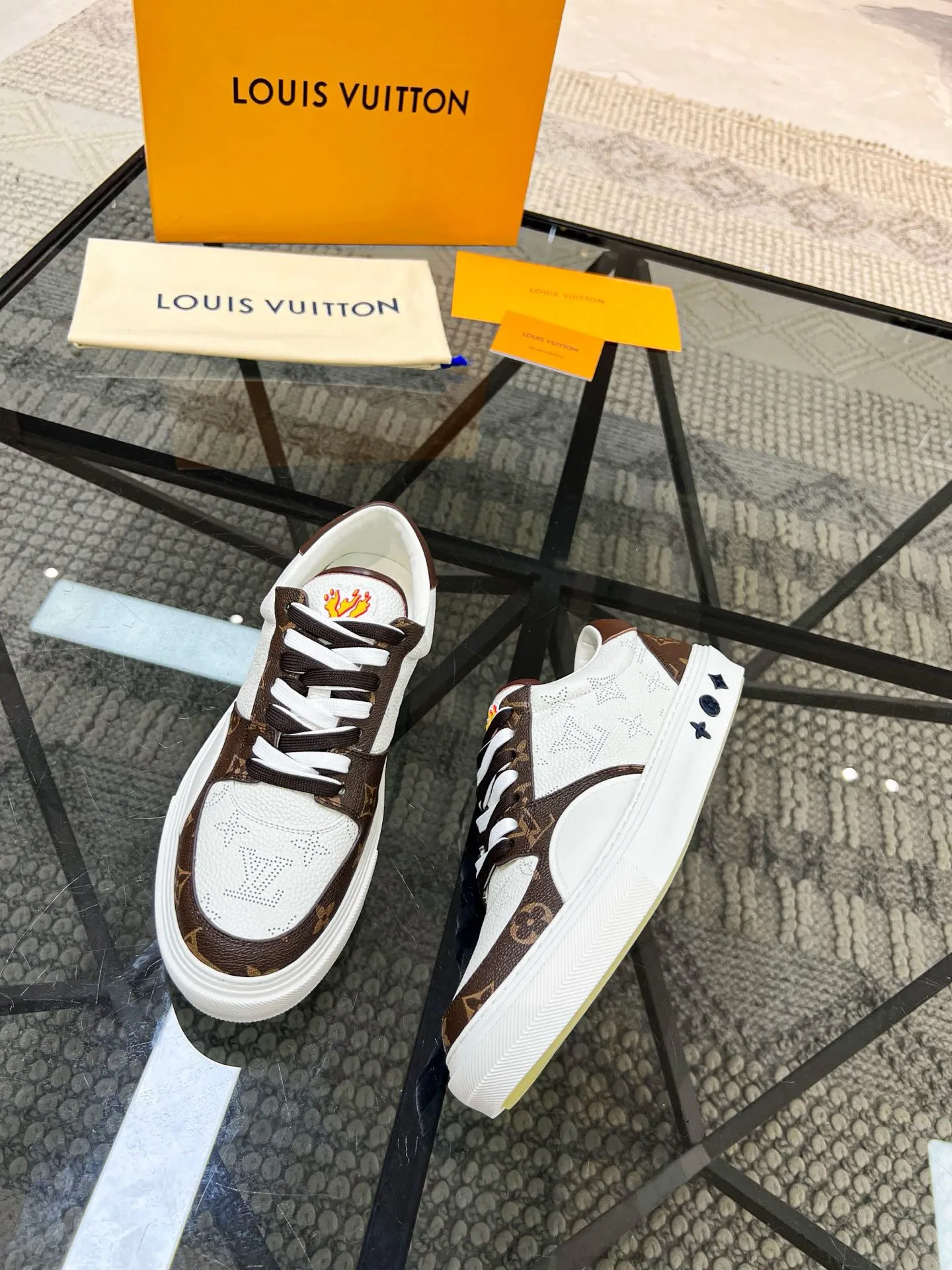 Factory price: 438💰LV top purchasing agent 🇮🇹 Lu Street Male God’s popular casual sneakers counter synchronized, uppers imported from Italy cowhide fabrics, colorful and complex handicrafts, imported water-dyed cowhide lining cowhide foot pads Soles: original soles specially provided by the factory, TPU exclusive movable molded soles super comfortable, original factory single goods, 🔍🔍high quality, you can enter and exit the counter at will, welcome to compare, code number 38-44 (45 can be ordered)